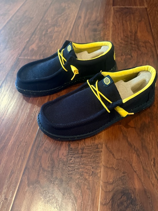 NWOT Hey Dude black & Yellow Lightweight Slip-On Loafers Wally stretch Box